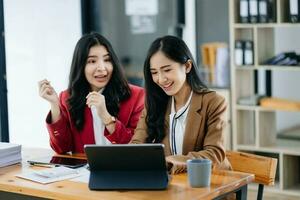 Jeune asiatique affaires équipe Créatif hommes d'affaires collaborateur, travail en équipe célébrer réussite et dans Planification conception dans Bureau photo