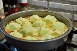 tarte tatin, français Pomme tarte dans poêlon sur gaz le fourneau photo