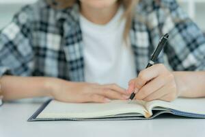 étudiant, utilisation gaucher, inspiration, écrivain, l'écriture ,créatif ,des loisirs pour imaginer, l'écriture des idées sur carnet de notes, à faire liste, bien en pensant travail, journaliste, élégant, rêver image, se détendre, designer photo