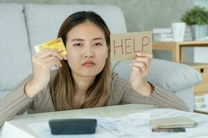 femme asiatique stressée et mal à la tête avec de grosses factures ou factures pas d'argent à payer pour les dépenses et la dette de carte de crédit. pénurie, problèmes financiers, hypothèque, prêt, faillite, faillite, pauvre, portefeuille vide photo