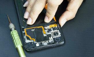 Haut voir, mécanicien réparer téléphone intelligent photo