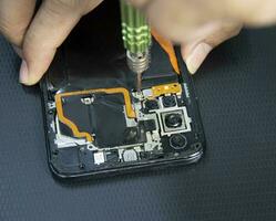 Haut voir, mécanicien réparer téléphone intelligent photo