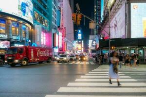 Nouveau york ville, Etats-Unis - août 9, 2019-personnes et touristes promenade parmi le lumières et grattes ciels de temps carré dans Manhattan pendant une été nuit photo