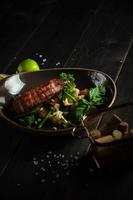 steak de poisson grillé avec brocoli et chou-fleur menu traiteur photo