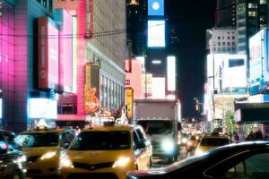 Nouveau york ville, Etats-Unis - août 9, 2019-personnes et touristes promenade parmi le lumières et grattes ciels de temps carré dans Manhattan pendant une été nuit photo