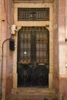 le de face des portes de une traditionnel milieu est pierre maison. photo