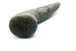 unique traditionnel mortier et pilon, pierre artisanat fabriqué pour brassage assaisonnement but, cobek et munthu ou oulékan. isolé sur blanc Contexte photo