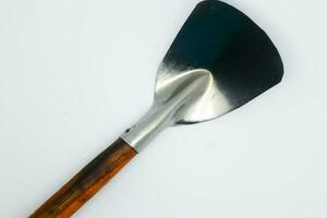 inoxydable acier spatule avec en bois gérer. cuisine vaisselle. isolé Contexte dans blanc photo