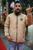 Nouveau Delhi, Inde - Mars 04 2023 - non identifié gens montrant leur marqué à l'encre les doigts après moulage votes dans de face de vote cabine de est delhi zone pour mcd local corps élections 2022 photo