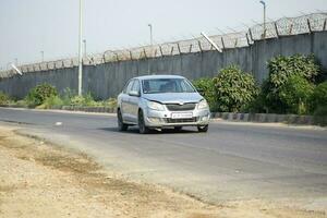 Nouveau Delhi, Inde - avril 16, 2023 - vue de Véhicules qui passe par le principale route près indra Gandhi international aéroport delhi à dwarka lien route photo