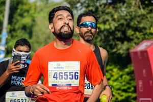 Nouveau Delhi, Inde - avril 16 2023 - védanta delhi moitié marathon course après convoitise dans lequel marathon les participants à propos à traverser le terminer doubler, delhi moitié marathon 2022 photo