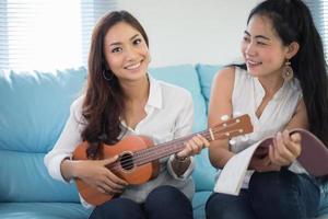 deux amis jouant du ukelele