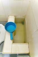bleu l'eau bol pour nettoyage dans du repos chambre.thai style nettoyage dans photo