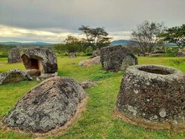 le plaine de pots ou lanière hai hin dans phonsavanh, xiengkhung. le unesco monde patrimoine site dans nord de Laos. mystérieux grand pierre bocaux. photo