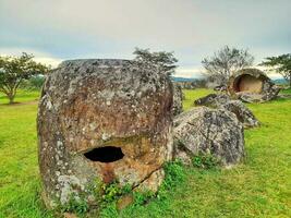 plaine de pots ou lanière hai hin dans phonsavanh, xiengkhung. le unesco monde patrimoine site dans Laos. mystérieux grand pierre bocaux. photo