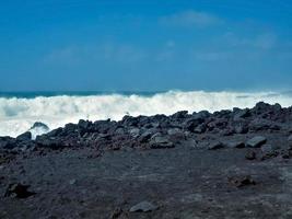 Vagues rencontrant la côte volcanique noire à el golfo lanzarote îles canaries photo