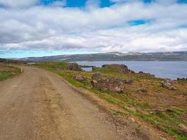 Route de gravier dans les fjords de l'ouest de l'Islande photo