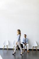 vue verticale de personnes dans une salle d'attente photo