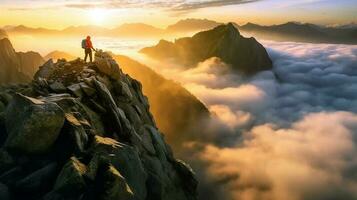 supporter homme sur Haut de Montagne plein de des nuages autour sur le coucher du soleil photo