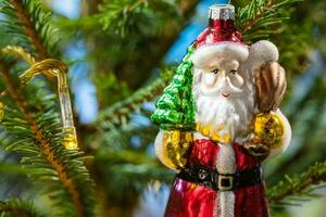 verre Père Noël claus figurine et lampe sur Noël arbre photo