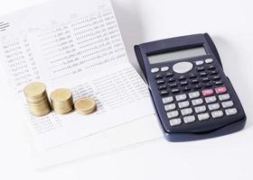 Pile de pièces d'argent et calculatrice et livre concept de prêt bancaire photo