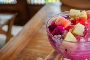 mélange la glace fruit sur le moyen verre avec rouge sucre. le photo est adapté à utilisation pour boisson arrière-plan, menu affiche et contenu médias.