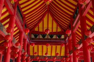 intérieur de chinois les temples lorsque lunaire Nouveau an. le photo est adapté à utilisation pour chinois Nouveau année, lunaire Nouveau année Contexte et contenu médias.