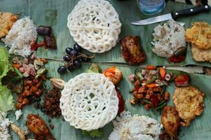 traditionnel indonésien culinaire aliments. chat riz ou nasi kucing indonésien nourriture cette est Facile et délicieux. indonésien rue aliments. photo