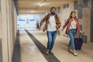 adulte couple est dans une se dépêcher à capture le train sur temps. photo