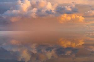 ciel rose pâle magique avec des nuages colorés moelleux photo