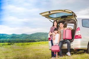 famille asiatique sur un road trip