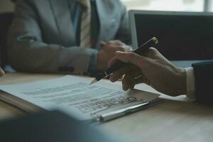 client un service bien coopération, consultation entre une homme d'affaire et Masculin avocat ou juge consulter ayant équipe réunion avec client, loi et légal prestations de service concept. photo