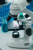 main de scientifique avec tester tube et ballon dans médical chimie laboratoire bleu bannière Contexte photo