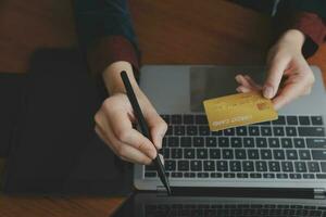 femmes en portant crédit carte et en utilisant les smartphones à maison.en ligne achats, l'Internet bancaire, boutique en ligne, paiement, dépenses argent, commerce électronique Paiement à le magasin, crédit carte, concept photo