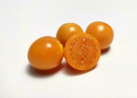 mûr d'or baie des fruits, ou cap groseille à maquereau, ou physalis isolé sur blanc Contexte. photo