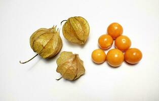 mûr d'or baie des fruits, ou cap groseille à maquereau, ou physalis isolé sur blanc Contexte. photo