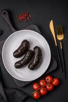 délicieux noir du sang saucisse ou noir pudding avec épices et herbes photo