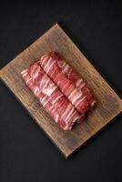 brut haché Viande enveloppé dans Bacon avec sel et épices ou cevapcici photo