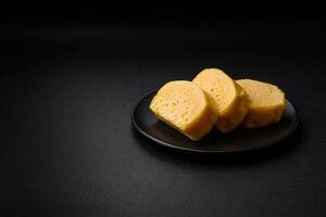 délicieux poreux Jaune fromage Couper dans grand pièces sur une céramique assiette photo