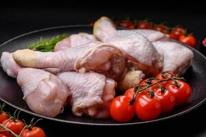 brut poulet jambes avec sel, épices et herbes photo