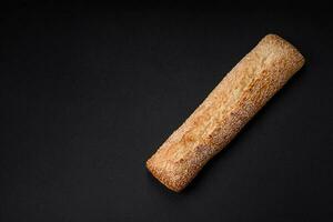 croustillant blé farine baguette avec sésame des graines sur une en bois Coupe planche photo