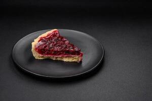 délicieux parfumé sucré tarte avec Cerise baies sur une céramique assiette photo