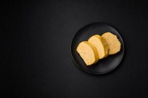 délicieux poreux Jaune fromage Couper dans grand pièces sur une céramique assiette photo