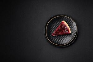 délicieux parfumé sucré tarte avec Cerise baies sur une céramique assiette photo