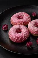 délicieux Frais sucré beignets dans rose glaçage avec fraise remplissage photo