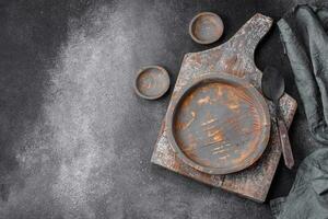 vide en bois plaque, couteau, fourchette et Coupe planche photo