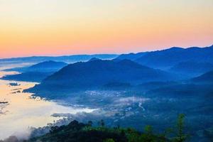 La lumière du soleil du matin à la rivière Mékong, district de Sangkhom, Thaïlande photo