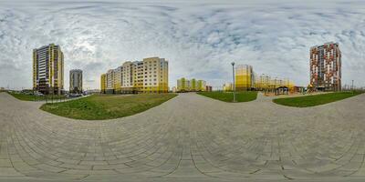 360 hdri panorama vue avec grattes ciels dans Nouveau moderne Résidentiel complexe avec gratte-ciel bâtiments dans villeavec couvert ciel dans équirectangulaire sphérique projection, prêt ar vr virtuel réalité contenu photo