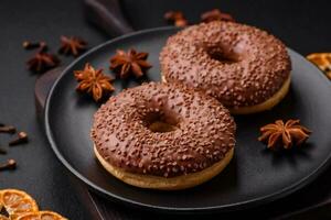 délicieux Chocolat vitré Donut saupoudré avec Chocolat frites photo