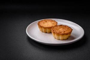 délicieux cuit petit gâteau ou tartelette avec fromage et raisins secs photo